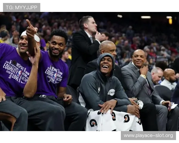 湖人更衣室温情合影彰显团队凝聚力共赴赛季荣耀之路奋勇前行同心